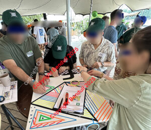 Teilnehmer bei einem Tape Art Event gestalten ein Kreativ-Event unter Anleitung von der Künstler Christian Bendull.